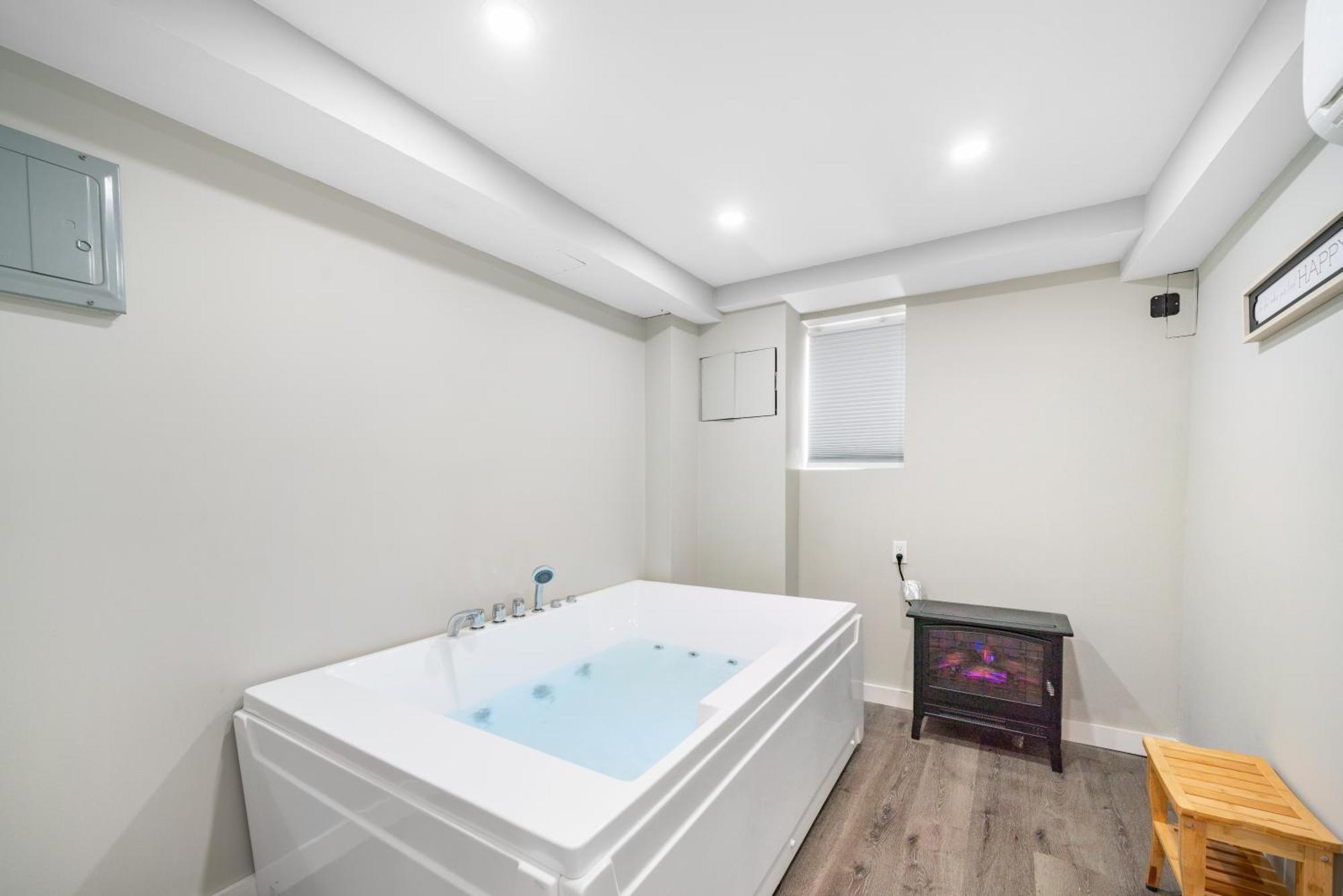 Apartment Jetted Tub *